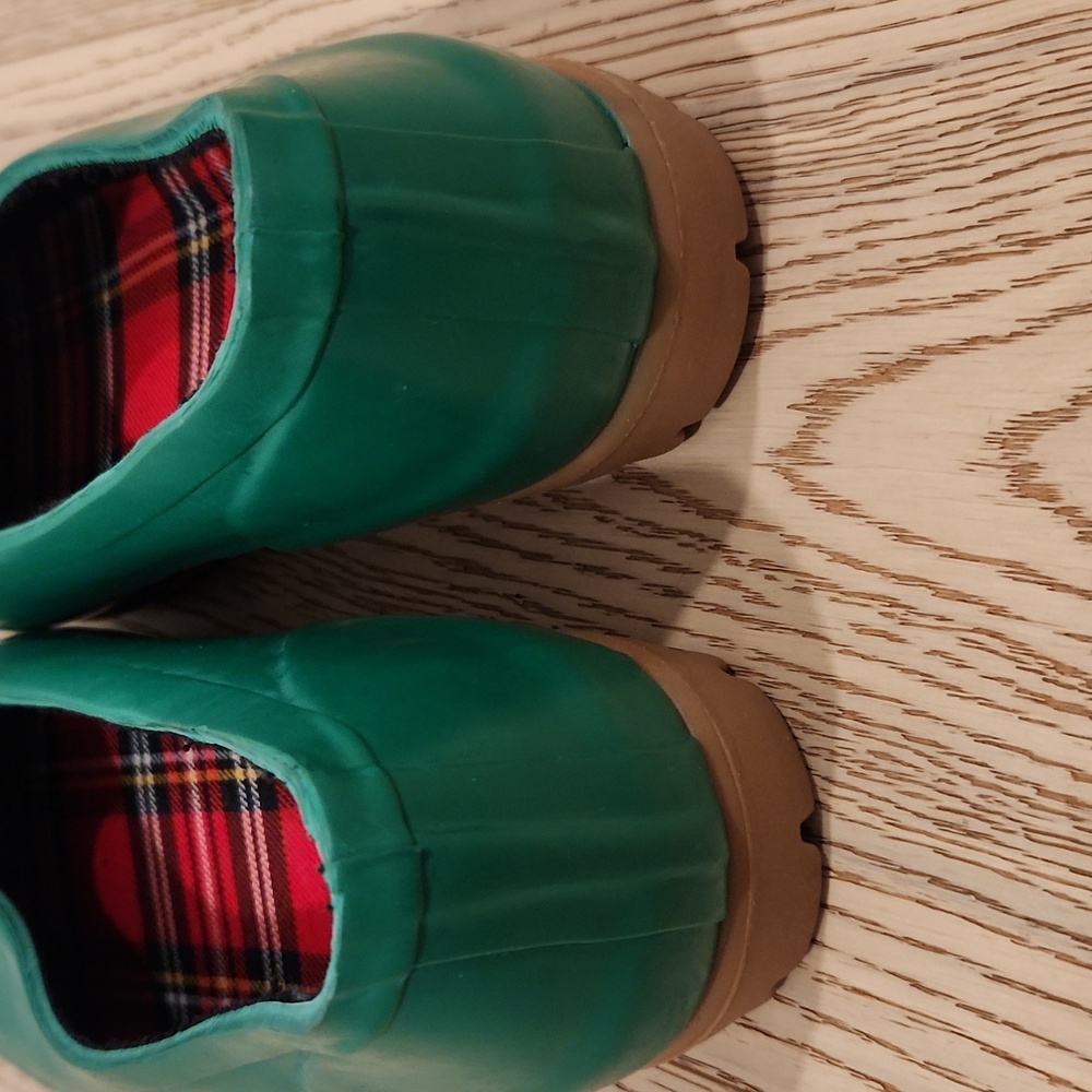 Women’s Green Slip-On Platform Shoes - Picture 5 of 6